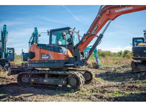 Midiexcavator SUNWARD 90 UF de vanzare